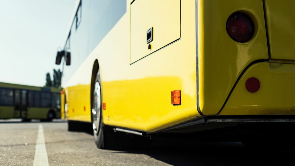 Incêndio destrói micro-ônibus na Rodovia Mogi-Dutra