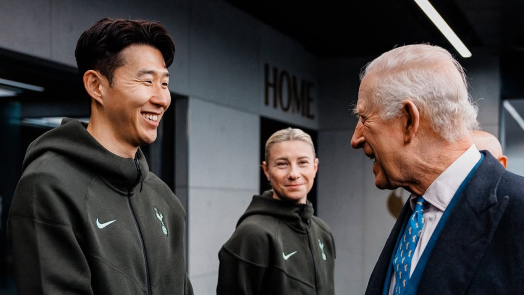 Rei Charles III visita o estádio do Tottenham
