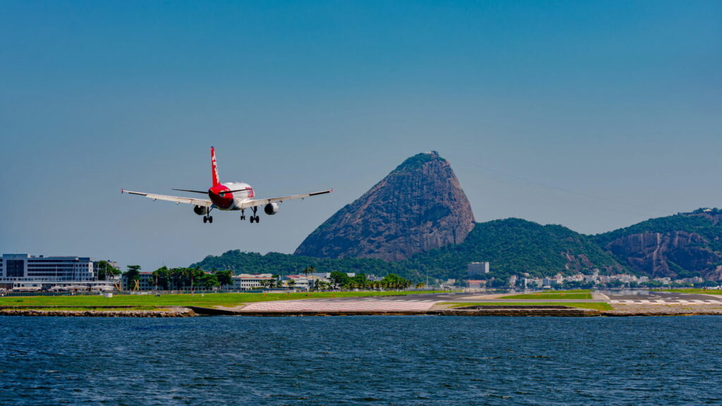Avião arremete para evitar acidente no Santos Dumont