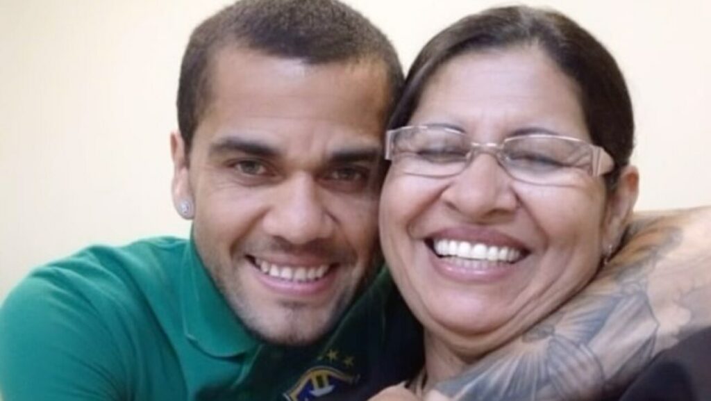 Mãe comemora absolvição de Daniel Alves
