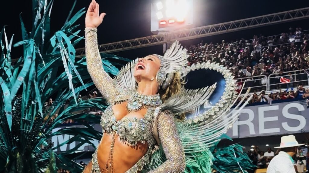 Sonia Abrão detona fantasia de Paolla Oliveira