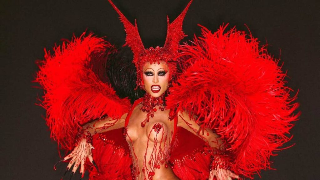 Sabrina Sato impressiona com fantasia de vampiro