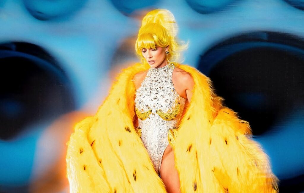 Deborah Secco se fantasia de banana para o Carnaval