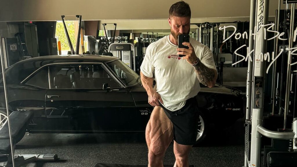 Chris Bumstead viraliza ao bater o carro