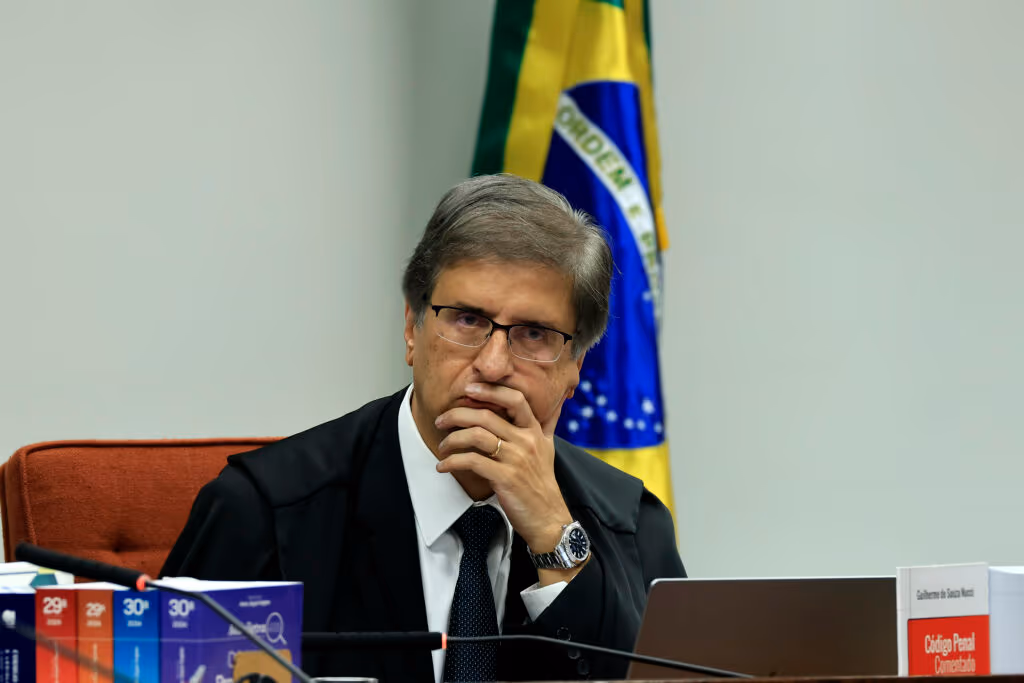 PGR deve pedir prisão preventiva de Carla Zambelli