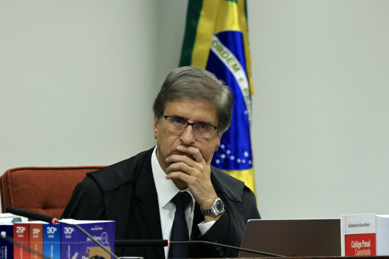 PGR deve pedir prisão preventiva de Carla Zambelli