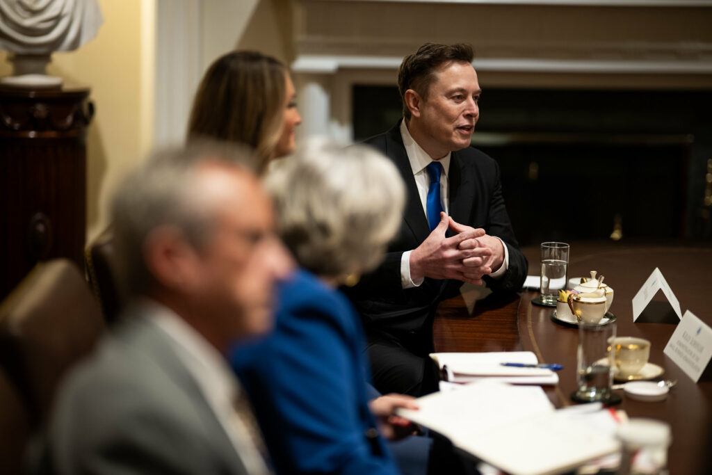 Musk atribui instabilidade no X a “ataque cibernético massivo”