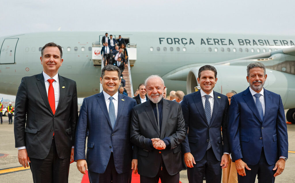 O que Lira e Pacheco estão fazendo ao lado de Lula?