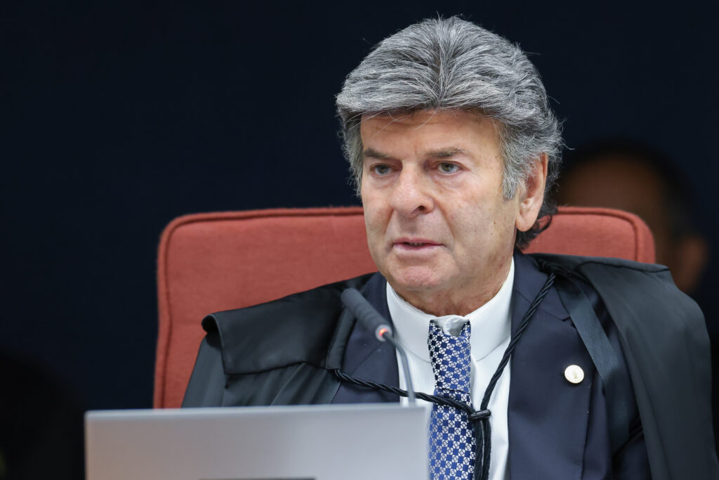 Fux diverge de ministros e defende julgamento no plenário do STF