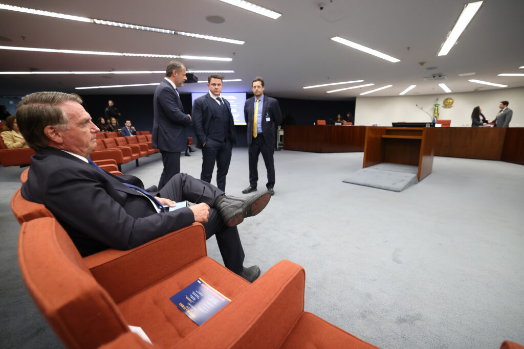 Advogado de Bolsonaro reclama de “narrativa para envolver o presidente”
