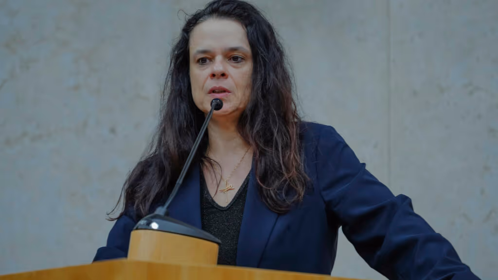 Janaina alerta contra filho que levou Bolsonaro “a ficar de joelhos”