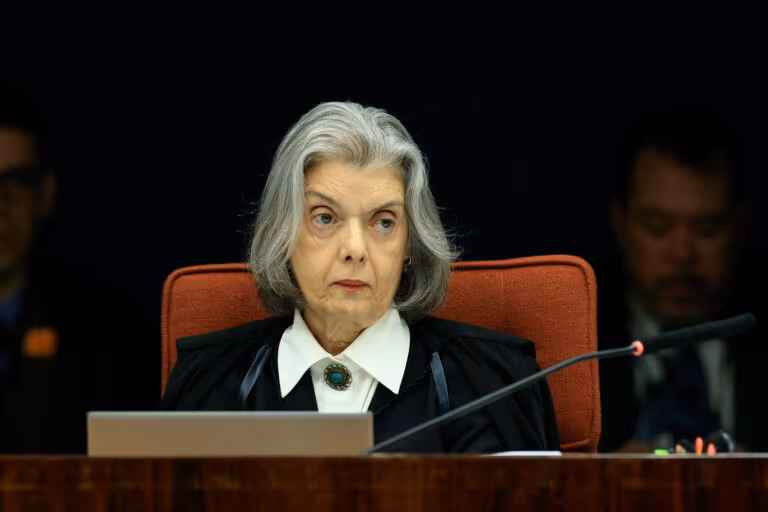 Cármen Lúcia acompanha Moraes e defende restrições a Bolsonaro