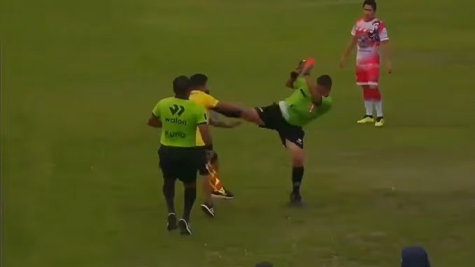 Árbitro dá chute estilo Anderson Silva durante torneio no Peru, veja