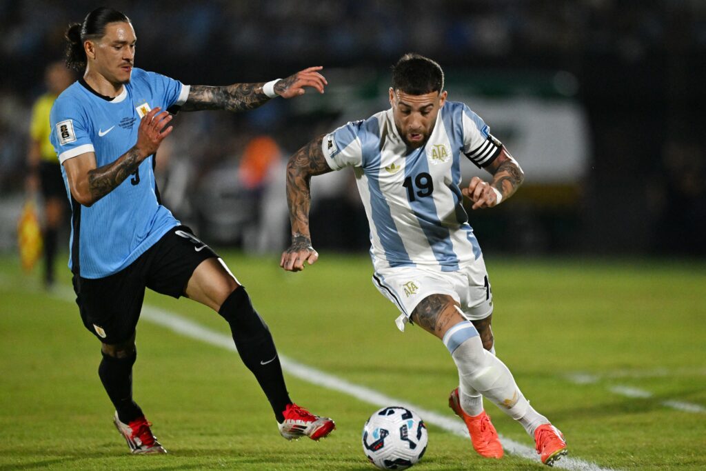 Argentina vence Uruguai e fica a um empate da Copa do Mundo