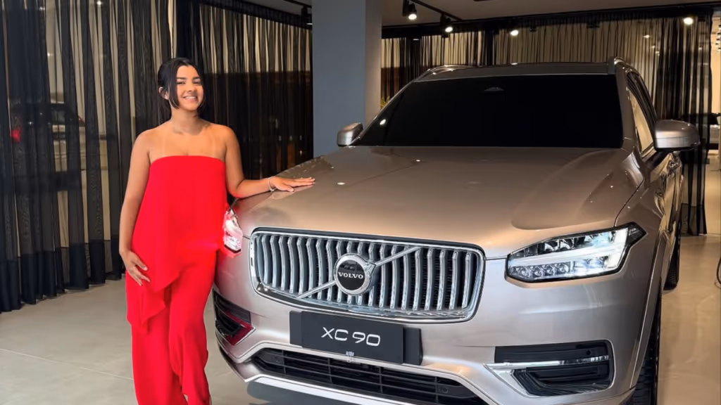 Esposa de João Gomes, Ary Mirelle compra carro de luxo