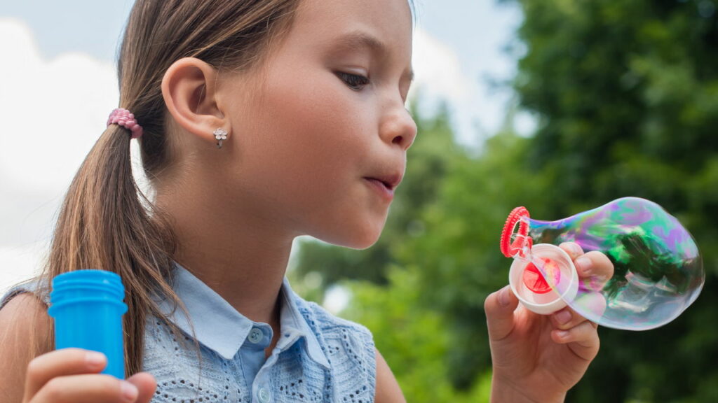 Brincadeiras com bolhas de sabão ajudam no desenvolvimento infantil