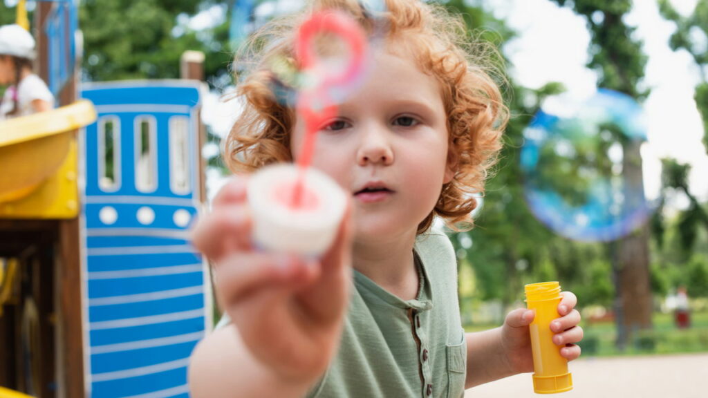 Brincadeiras com bolhas de sabão ajudam no desenvolvimento infantil