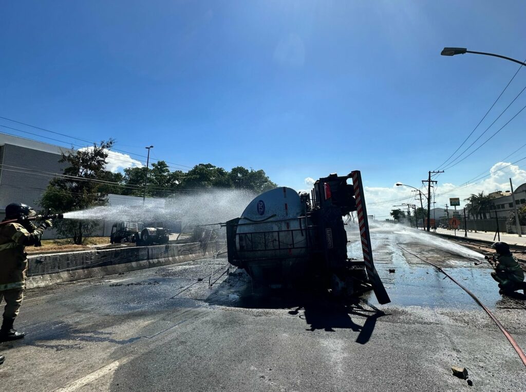Caminhão-tanque arde em chamas no meio da Rodovia Presidente Dutra
