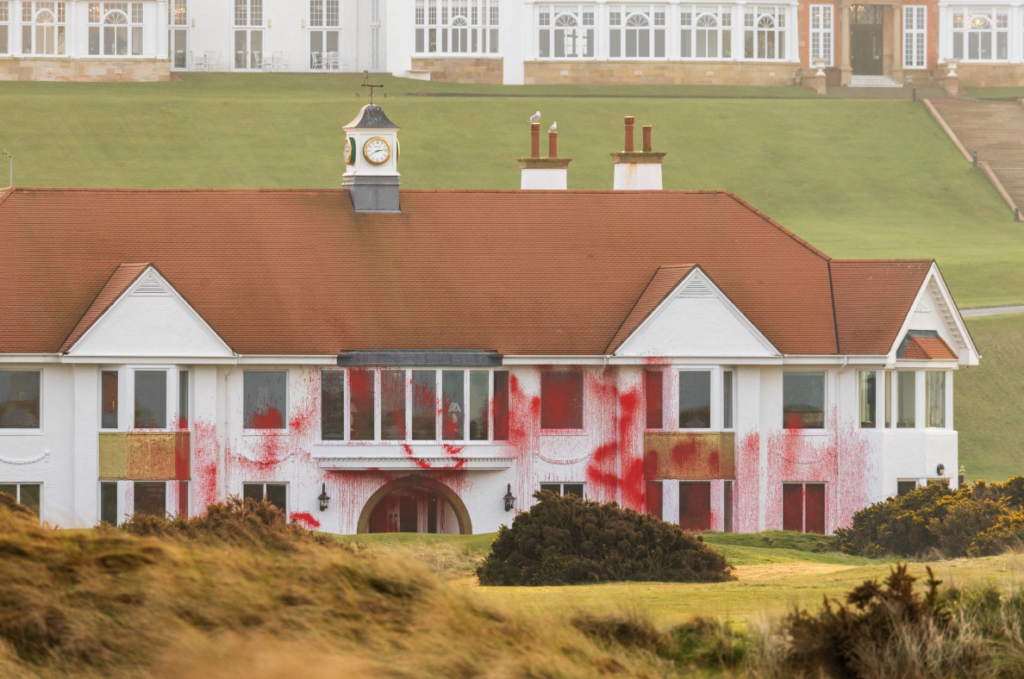 Ativistas pró-Palestina vandalizam campo de golfe de Trump