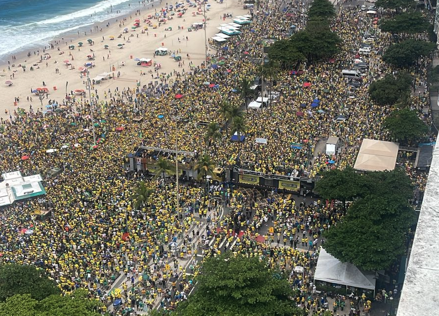 Ato de Bolsonaro tem público abaixo do esperado e discrepância na contagem