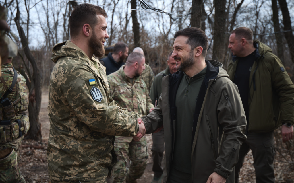 Zelensky visita soldados em região anexada pela Rússia