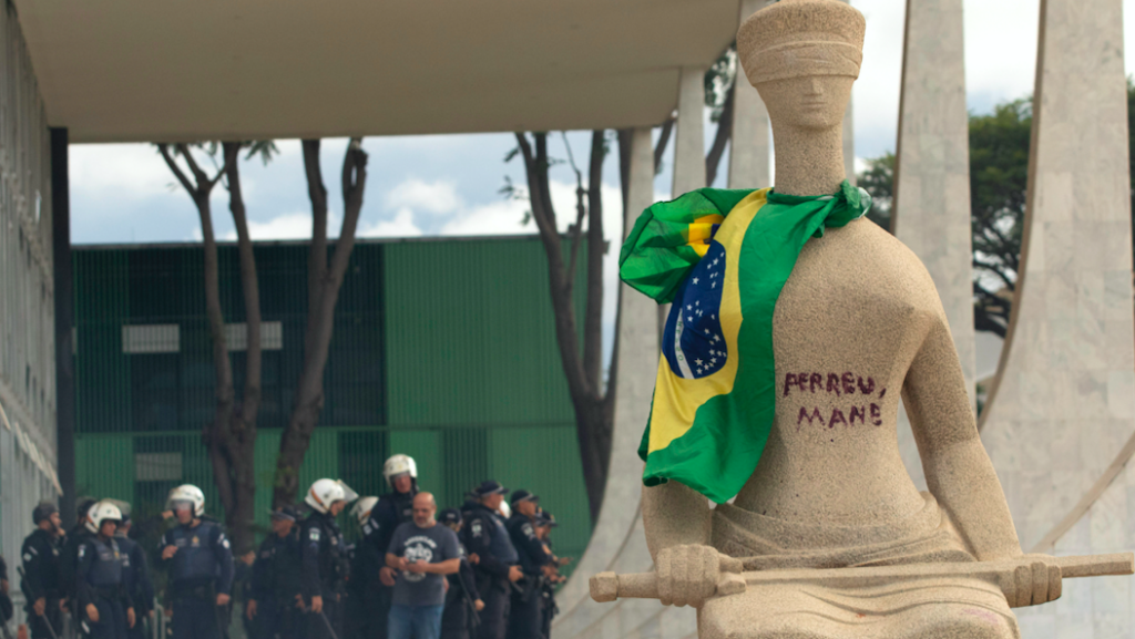 Batom na cueca do STF