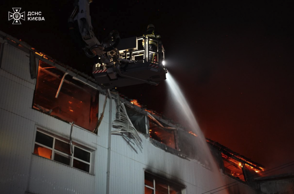 Ataque russo em área residencial de Kiev deixa mortos