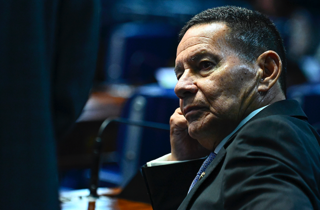 “O ministro Dino deveria se desculpar”, diz Mourão