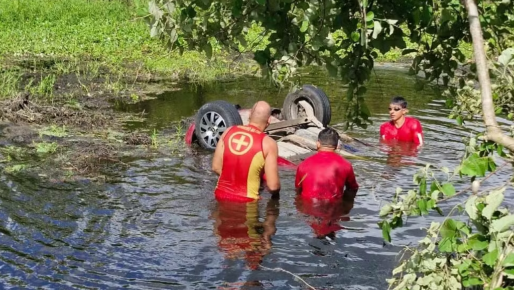 Acidente na PB-073: Carro capota e fica submerso