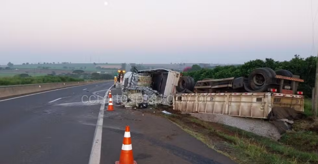 Carreta tomba no interior de São Paulo após motorista dormir ao volante