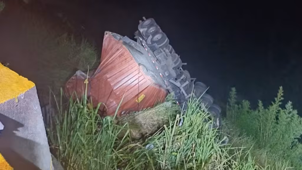 Acidente derruba carreta em ribanceira na Serra das Araras