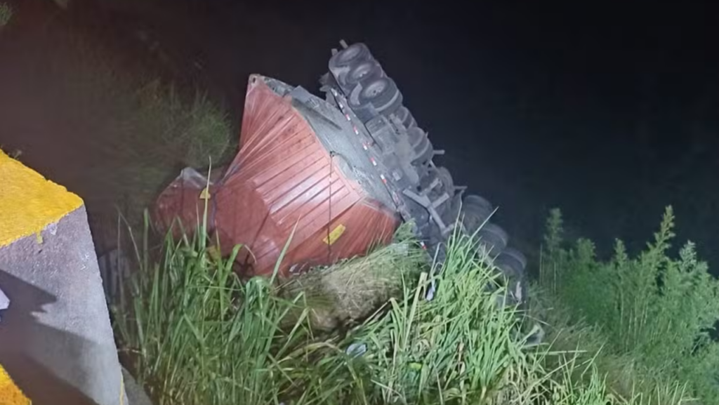 Acidente derruba carreta em ribanceira na Serra das Araras