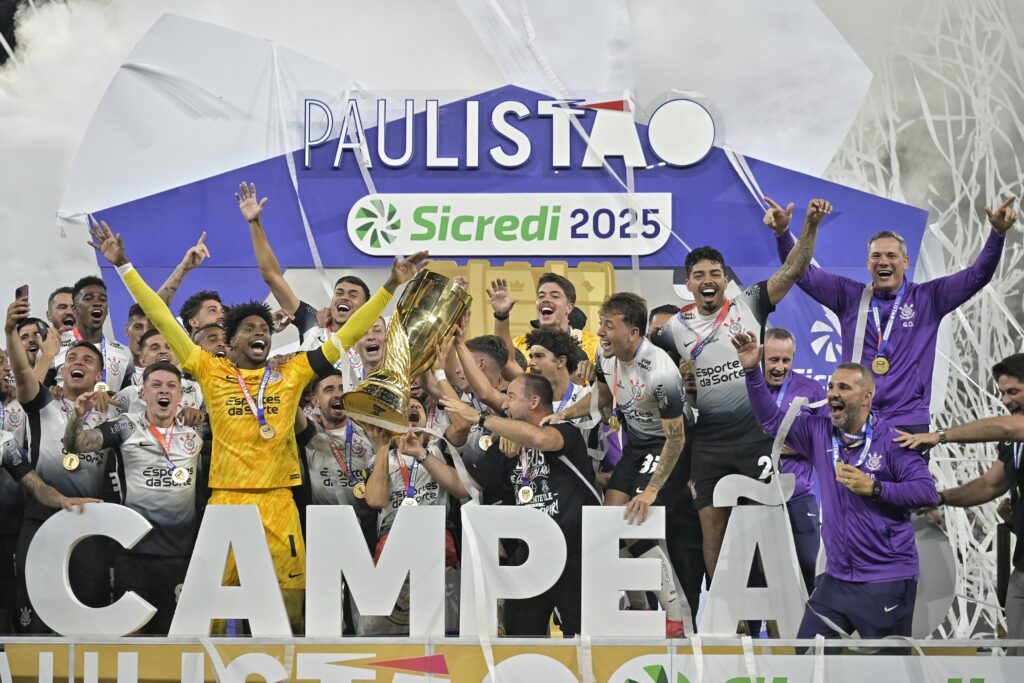 Corinthians segura o Palmeiras e volta a ser campeão após 6 anos