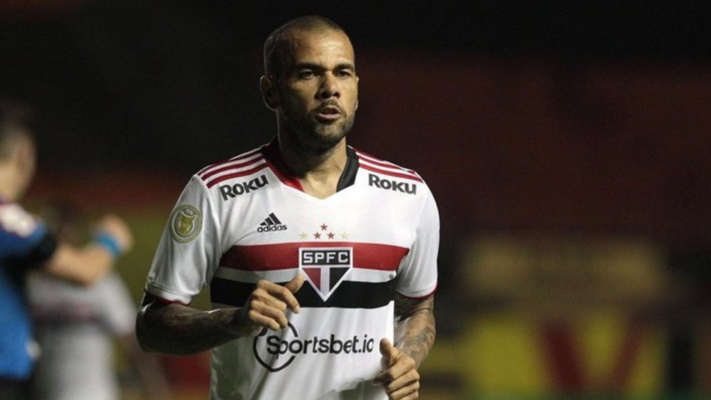 Daniel Alves é processado por violação de contrato, entenda