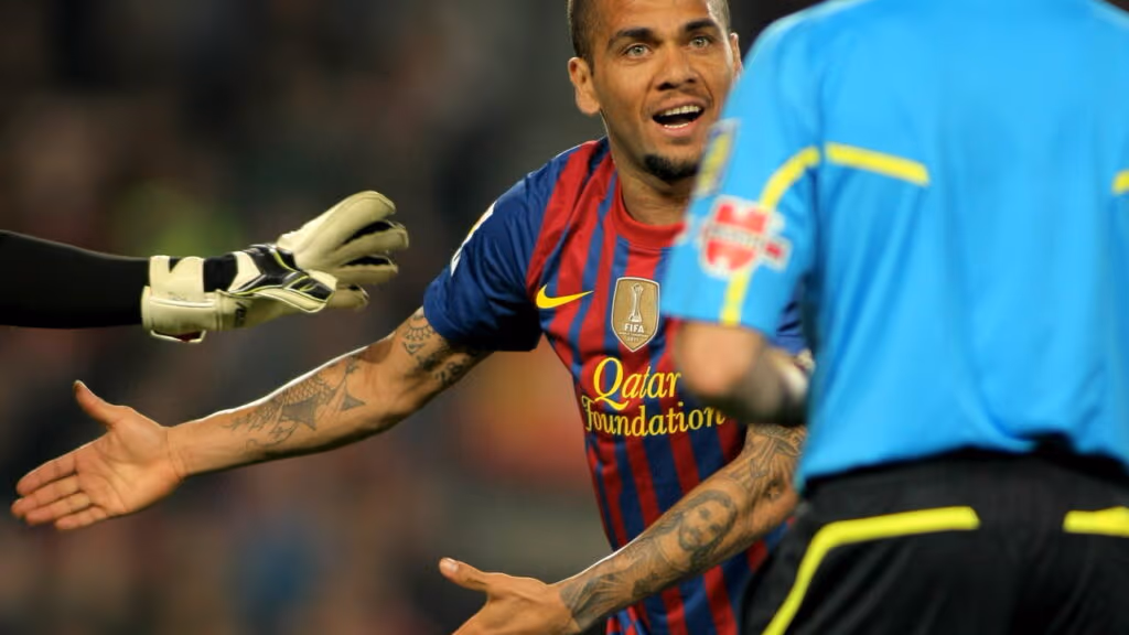 Daniel Alves retorna para casa em Barcelona após ser absolvido