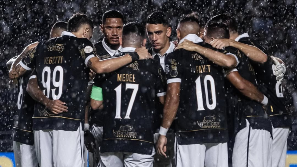 Astro do Vasco é acusado de trair a esposa, veja nome