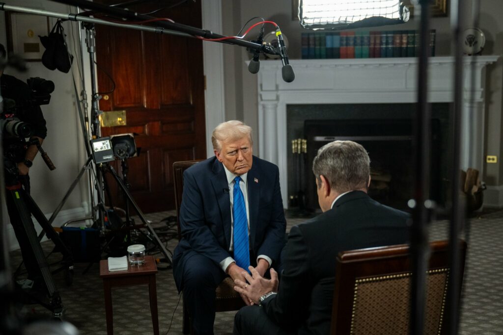 Vamos ter que “tomar posse” da Groenlândia, diz Trump