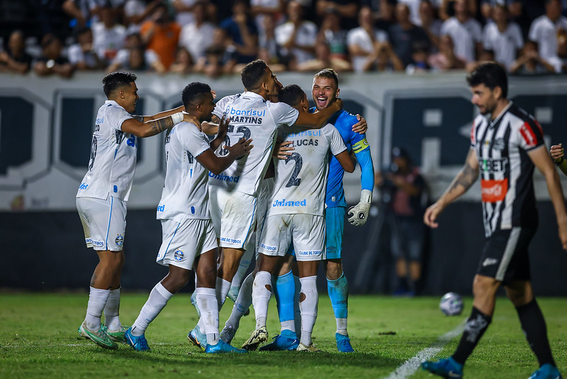 Em jogo dramático e peculiar, Grêmio avança na Copa do Brasil