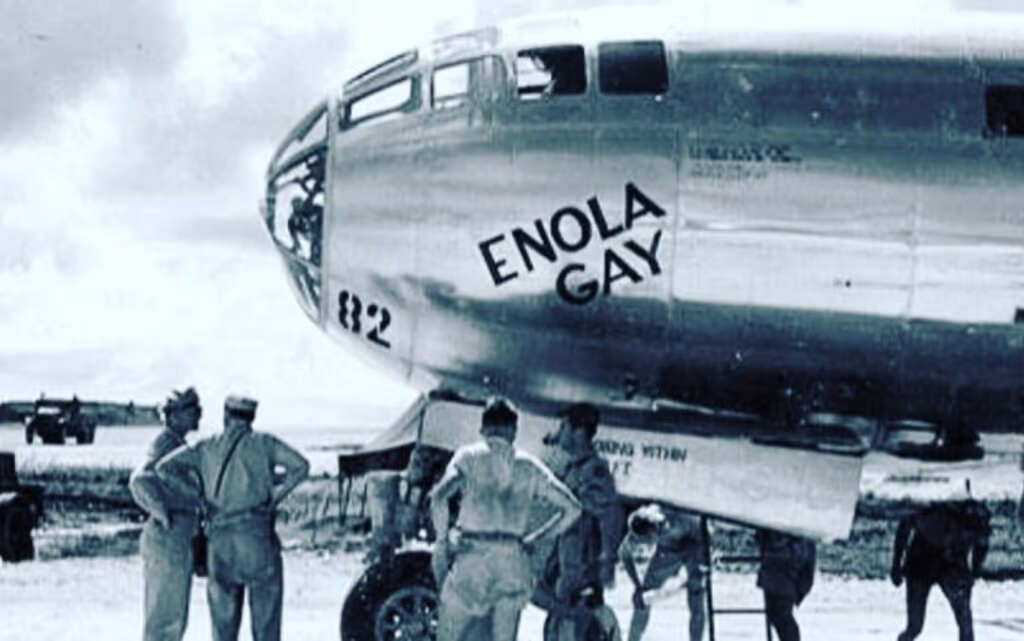 Crusoé: Por que fotos de “Enola Gay” estão sob risco de remoção?