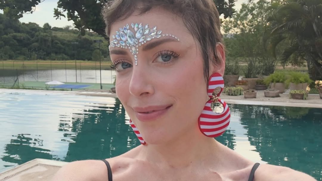 Fabiana Justus é criticada por curtir o carnaval