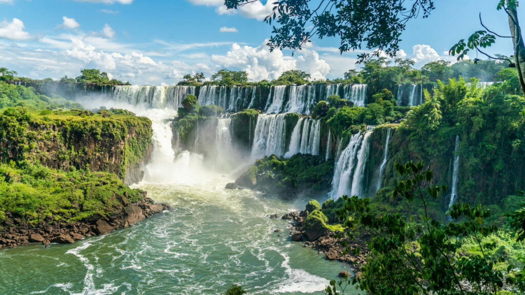 Divisões inexplicáveis! Veja as cidades com fronteiras inusitadas