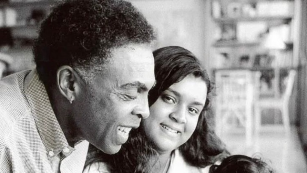 Preta Gil recebe homenagem de Gilberto Gil em show