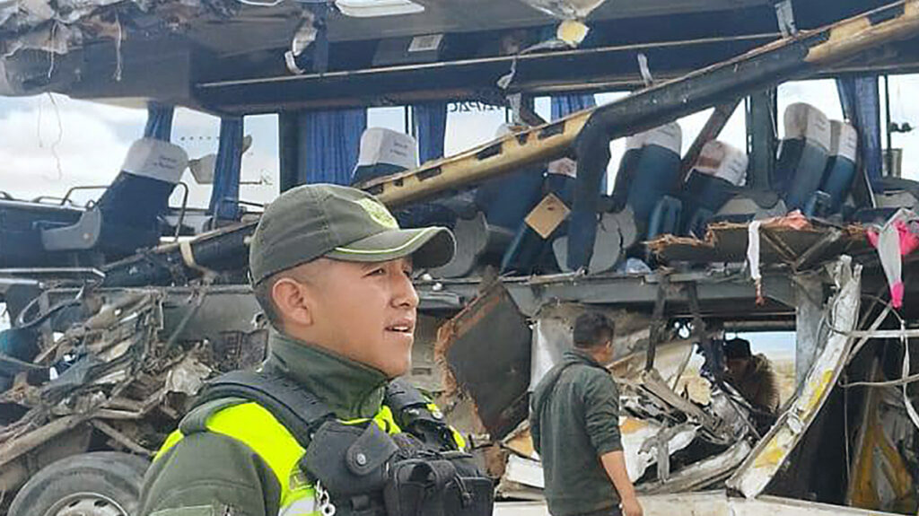 Acidente de ônibus na Bolívia deixa mais de 30 mortos