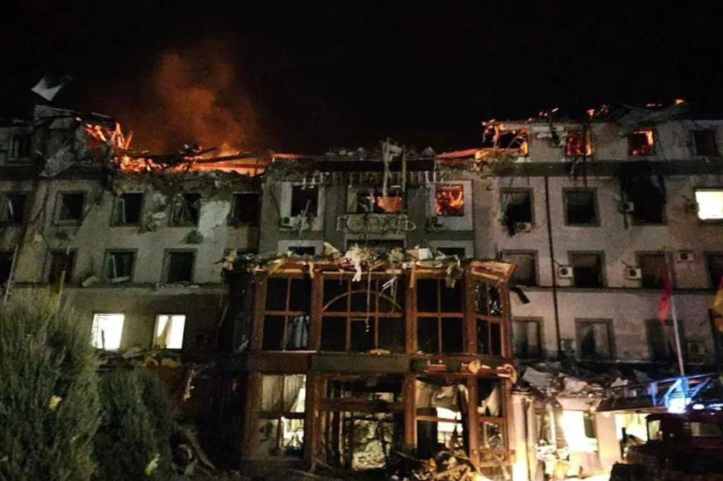 Míssil russo atinge hotel na cidade natal de Zelensky