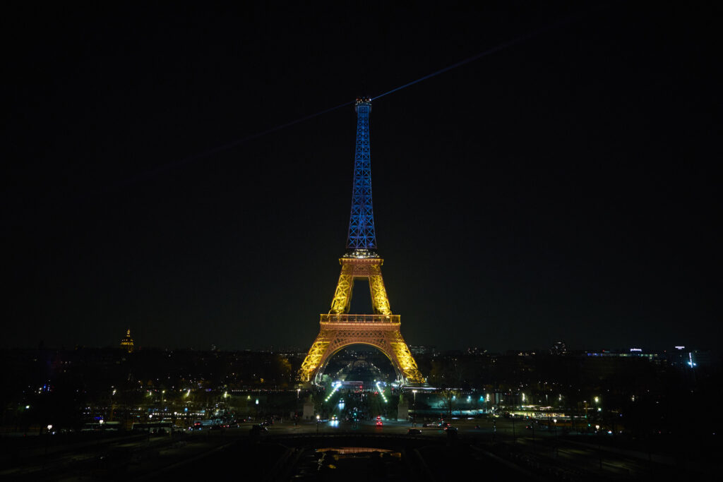 Torre Eiffel homenageia Ucrânia após visita de Zelensky