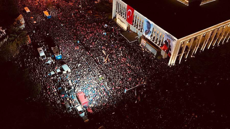 Balas de borracha em protesto contra prisão de rival de Erdogan