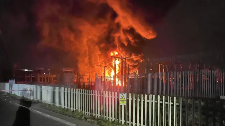 Incêndio paralisa aeroporto de Londres e afeta voos no mundo inteiro