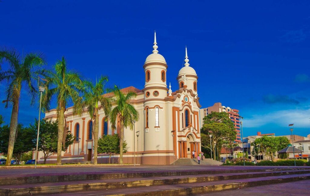 Essa cidade ama tanto os pássaros que isso está registrado por todos os lugares