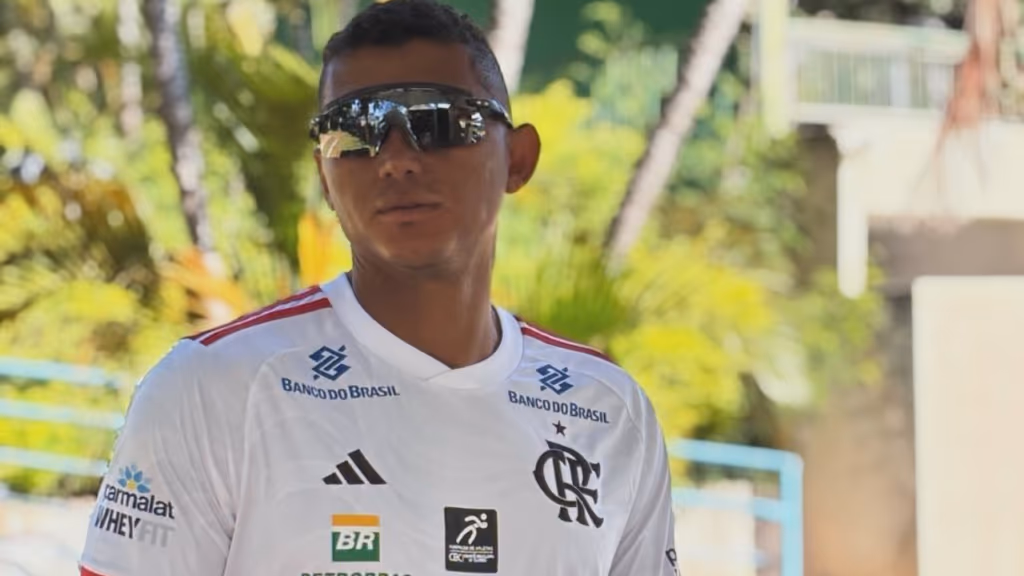 Isaquias Queiroz renova contrato com o Flamengo