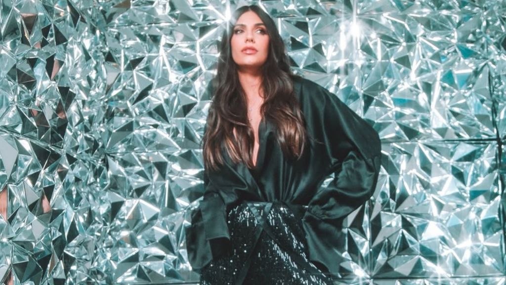Jade Magalhães mostra roupas da filha para doação